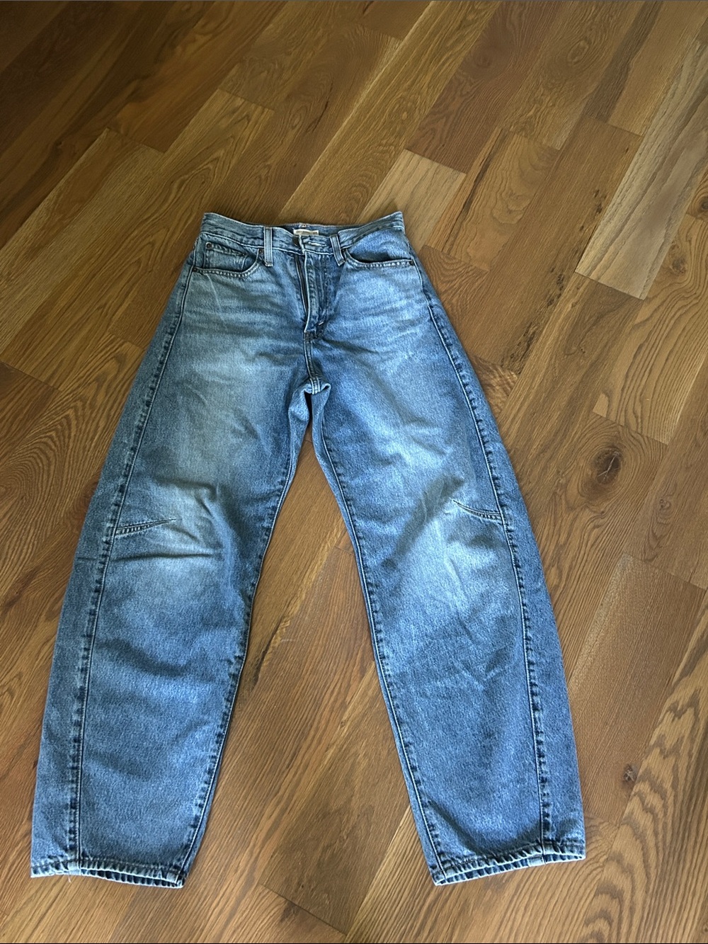 Levi’s// cinch barrel, size 27